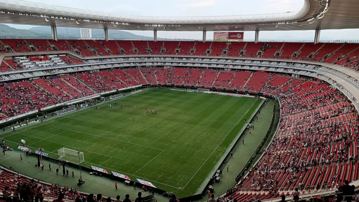 Vista panorámica del interior del Estadio Akron de Guadalajara, con sus gradas rojas y la cancha antes de un partido